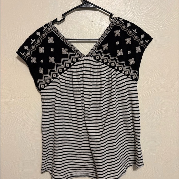 Lucky Brand Black and White Cap Sleeve Graphic Blouse - Picture 8 of 8